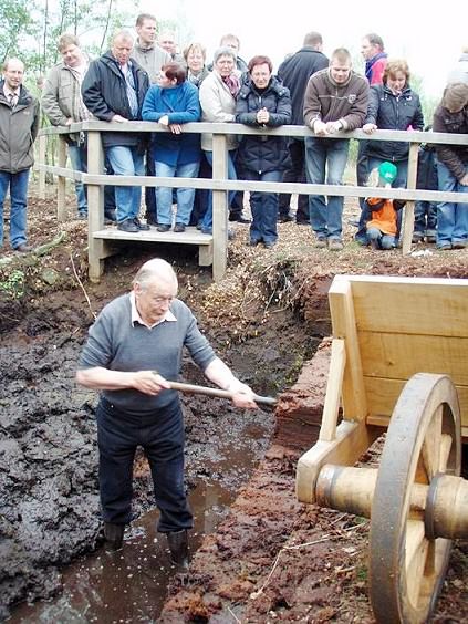 Anlässlich der Einweihung des Moorpadds zeigt ein "echter" Torfstecher, wie noch vor wenigen Jahrzehnten beim bäuerlichen Handtorfstich Brenntorf gewonnen wurde. Foto: Kai Backhaus