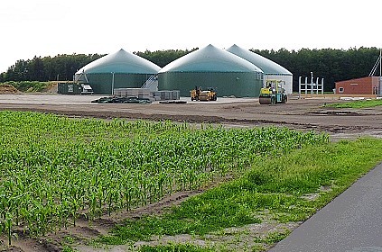 Biogasanlage in Wietinghausen am nördlichen Wietingsmoor. Die Intensivierung der Landwirtschaft macht vor den Randbereichen des Moores nicht halt. Es sei denn, die Flächen wurden durch Ankauf der öffentlichen Hand gesichert.