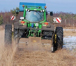 Erhaltungsmaßnahmen im Wietingsmoor - Mulchschlepper