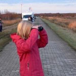 Vogelbeobachter in der Diepholzer Moorniederung (hier im Rehdener Geestmoor): Große Entfernungen in weiten Mooren, aber authentische Erlebnisse. Foto: Johanna Gödecke.