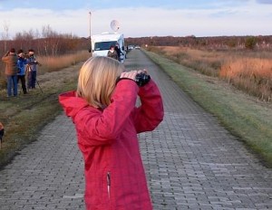 Vogelbeobachter in der Diepholzer Moorniederung (hier im Rehdener Geestmoor): Große Entfernungen in weiten Mooren, aber authentische Erlebnisse. Foto: Johanna Gödecke.