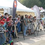 Moderne Optiksysteme gehören zu den wichtigsten Wegbereitern des derzeitigen Booms in der Vogelkunde. Hier testen die Besucher des Vogelfestivals verschiedene Spektive der Hersteller Kowa, Leica und Minox.