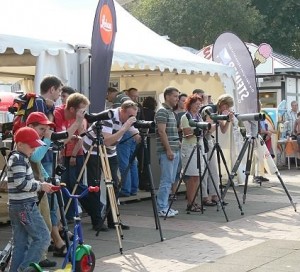 Moderne Optiksysteme gehören zu den wichtigsten Wegbereitern des derzeitigen Booms in der Vogelkunde. Hier testen die Besucher des Vogelfestivals verschiedene Spektive der Hersteller Kowa, Leica und Minox.