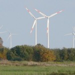 Besonders viele Windkraftanlagen stehen entlang der Ostseite des Wietingsmoores, hier am Neustädter Moor.