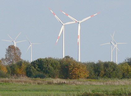 Besonders viele Windkraftanlagen stehen entlang der Ostseite des Wietingsmoores, hier am Neustädter Moor.